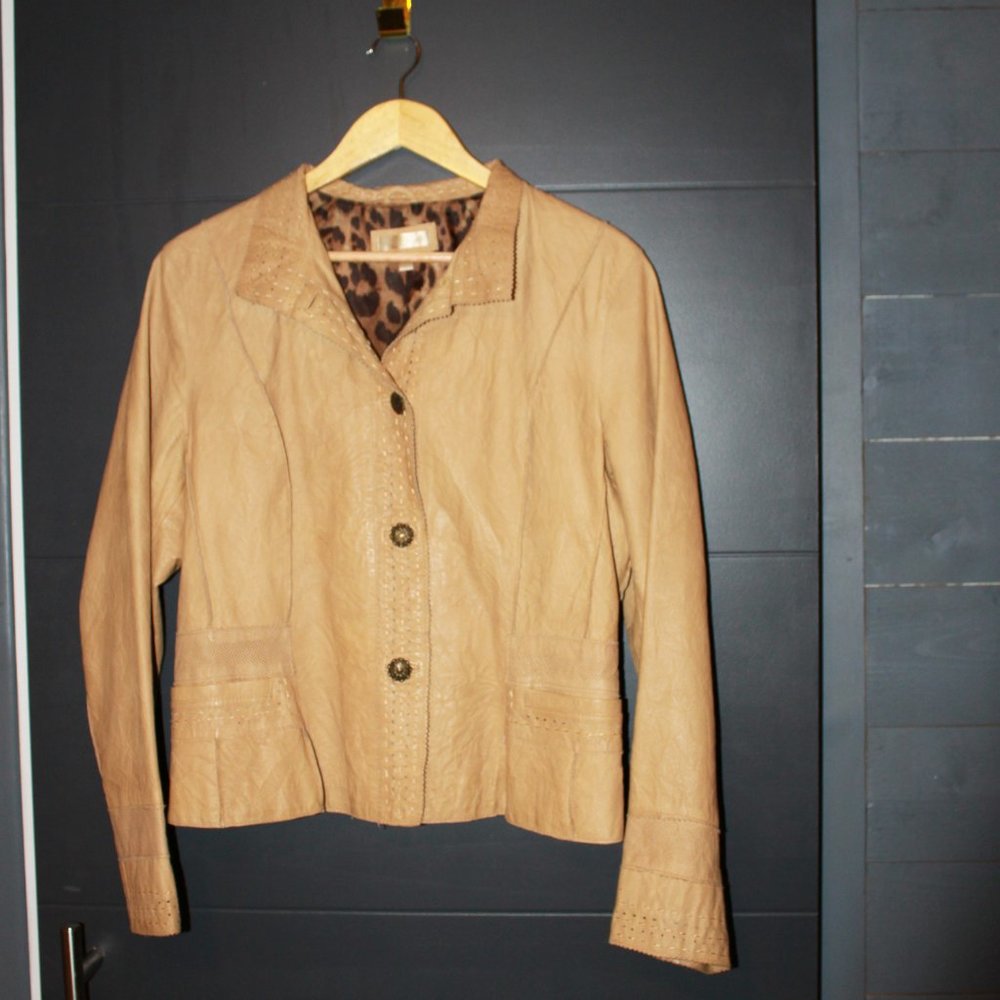 Sale: Wilsons Leather Tan with Animal Print Lining Decorative Cutouts Size XL